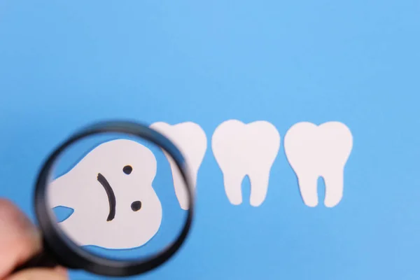 Poziomy Mięsny Ząb Mądrości Pod Papierową Lupą Koncepcja Badania Lekarskiego — Zdjęcie stockowe