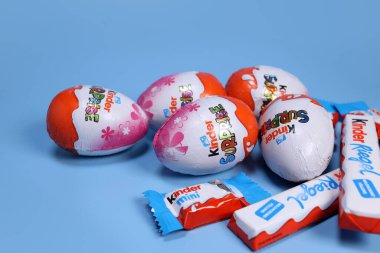 Magdalinovka, Ukrayna - 3 Mart 2023. Mavi arka planda Kinder Ferrero çikolata ürünleri