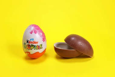 Magdalinovka, Ukrayna - 4 Mart 2023. Çikolata yumurtası Kinder Sürprizi folyo içinde ve açık