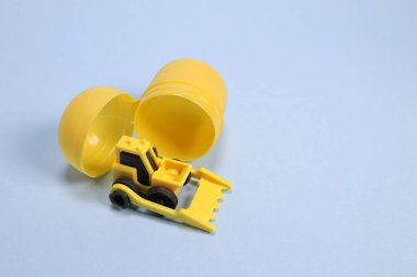 Magdalinovka, Ukrayna - 4 Mart 2023. Kapsül Kinder Sürpriz Yumurta ve oyuncak traktörü