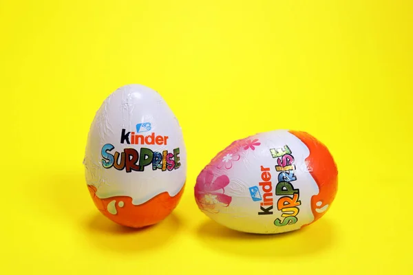 Magdalinovka Ucrania Marzo 2023 Huevos Kinder Sorpresa Con Chocolate Con —  Fotos de Stock
