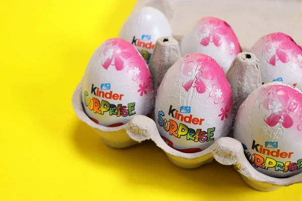 Magdalinovka Ucrania Marzo 2023 Kinder Sorpresa Huevos Chocolate Una Bandeja —  Fotos de Stock