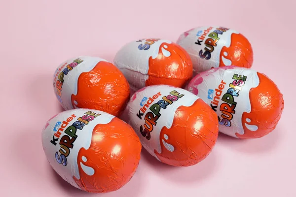 Magdalinovka Ucrânia Março 2023 Ovos Chocolate Kinder Surpresa Fundo Rosa — Fotografia de Stock