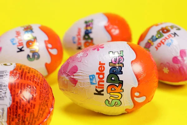 Magdalinovka Ucrania Marzo 2023 Huevos Chocolate Kinder Sorpresa Sobre Fondo —  Fotos de Stock