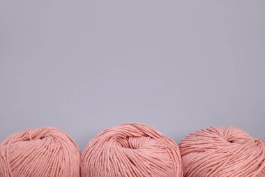 Gri arkaplandaki yün iplikler. metin için boşluk kopyala