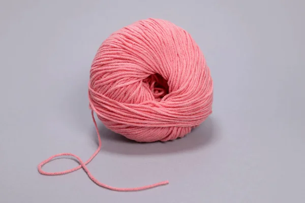 灰色背景下的粉色羊毛球 — 图库照片