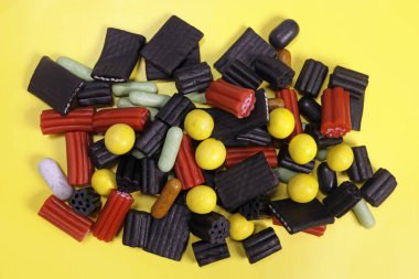 Renkli meyan kökü şekeri karışımı.