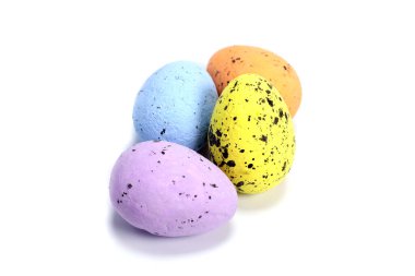 Paskalya renkli dekoratif yumurtalar beyaza izole edilmiş.