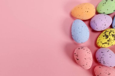 Pembe arka planda dekoratif paskalya yumurtaları. metin için boşluk kopyala