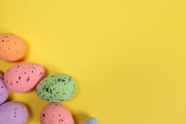 Sarı arka planda dekoratif Paskalya yumurtaları. metin için boşluk kopyala
