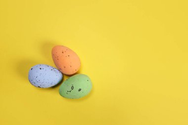 Sarı arka planda dekoratif Paskalya yumurtaları