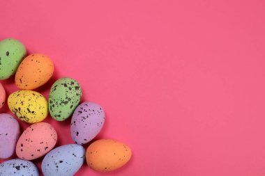 Pembe arka planda dekoratif paskalya yumurtaları