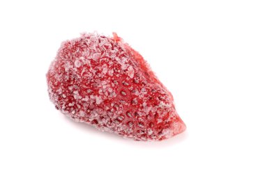 Beyaz arka planda izole edilmiş donmuş çilekler.