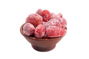 Kil kasede donmuş çilekler beyazda izole edilmiş.