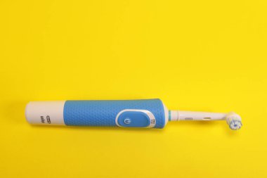 Magdalinovka, Ukrayna - 20 Mart 2023 Elektronik diş fırçası Braun Oral B Vitality 100 sarı arka planda