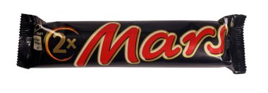 Magdalinovka, Ukrayna - 20 Mart 2023. Mars tarafından üretilen çikolatalar beyaza izole edilmiş.