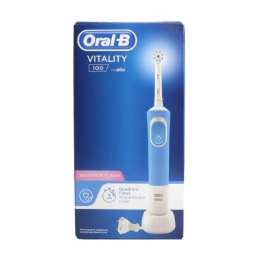 Magdalinovka, Ukrayna - 20 Mart 2023. Braun Oral-B Vitality beyaz arka planda karton bir kutuda 100 elektronik diş fırçası