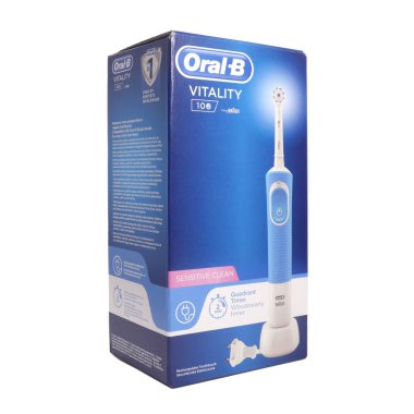 Magdalinovka, Ukrayna - 20 Mart 2023. Braun Oral-B Vitality beyaz arka planda karton bir kutuda 100 elektronik diş fırçası