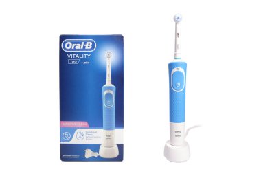 Magdalinovka, Ukrayna - 20 Mart 2023. Braun Oral-B Vitality 100 elektronik diş fırçası şarj istasyonu ve markalı kutu