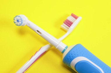 Sarı arkaplanda elektrikli el fırçaları.