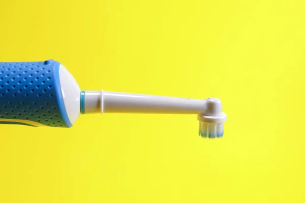 Electric Toothbrush Yellow Background — Stock Photo, Image
