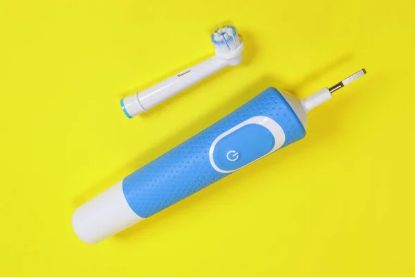Electric Toothbrush Toothbrush Head Yellow Background Concept Oral Hygiene Dental — Stock Photo, Image