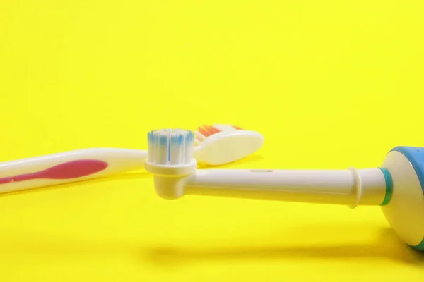 Electric Manual Toothbrushes Yellow Background — Stock Photo, Image