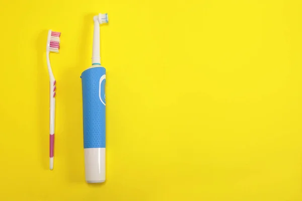 Electric Manual Toothbrushes Yellow Background Oral Hygiene Concept Dental Care — Stock Photo, Image