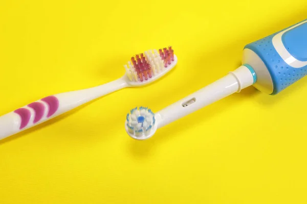Electric Manual Toothbrushes Yellow Background — Stock Photo, Image