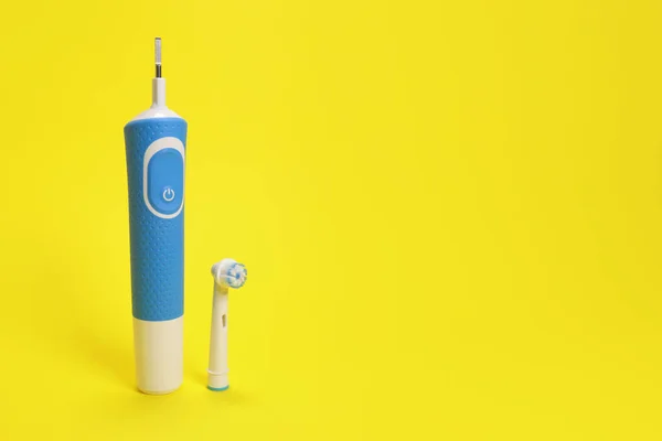 Electric Toothbrush Toothbrush Head Yellow Background Concept Oral Hygiene Dental — Stock Photo, Image