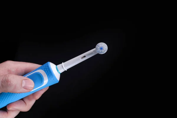 Modern Elektrisk Tandborste Handen Svart Bakgrund Munhygien Koncept — Stockfoto