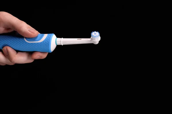 Moderne Elektrische Tandenborstel Hand Zwarte Achtergrond Mondhygiëne Concept Kopieer Ruimte — Stockfoto