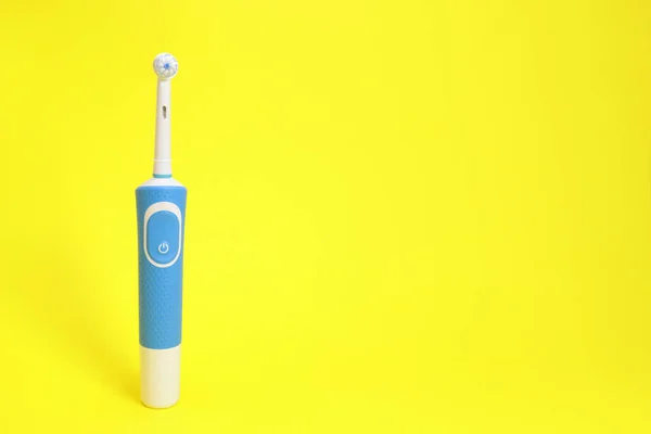Electric Toothbrush Yellow Background Copy Space Text — Stock Photo, Image