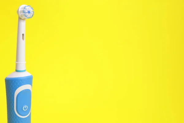 Σύγχρονη Ηλεκτρική Οδοντόβουρτσα Κίτρινο Φόντο Αντίγραφο Χώρου Για Κείμενο — Φωτογραφία Αρχείου