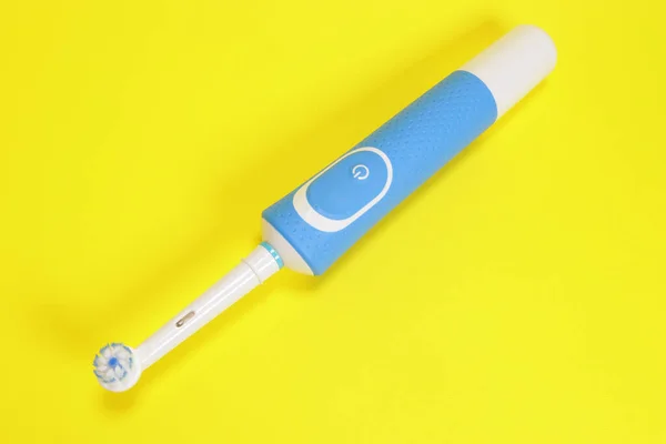 Electric Toothbrush Yellow Background — Stock Photo, Image