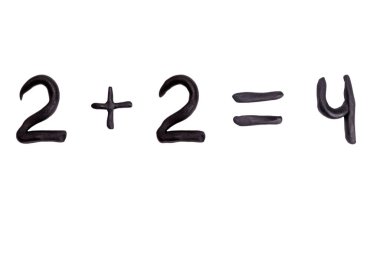 Matematik örneği iki artı iki, beyaza izole edilmiş plasticine kilinden dört eder.