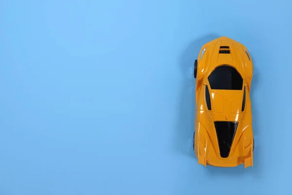 Игрушечный Спортивный Желтый Автомобиль Синем Фоне Вид Сверху Копирайт Вашего — стоковое фото