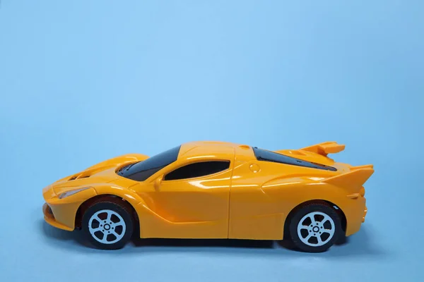 Игрушечный Спортивный Желтый Автомобиль Синем Фоне — стоковое фото