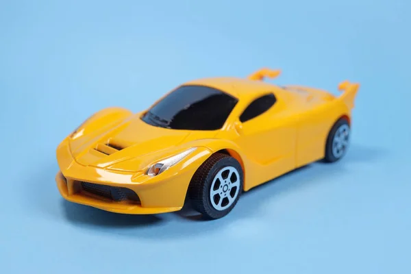 Игрушечный Спортивный Желтый Автомобиль Синем Фоне — стоковое фото