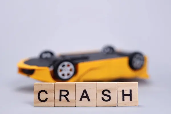 Spielzeug Auf Dem Kopf Auto Und Wort Crash Unfallkonzept Autoversicherung — Stockfoto