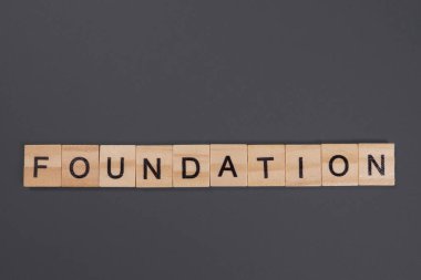 Gri arkaplandaki ahşap harflerden