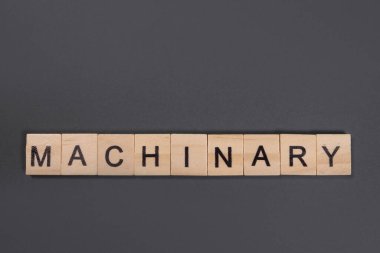 Gri arkaplandaki tahta bloklardan makine kelimesi