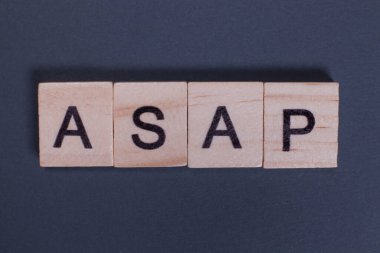 Gri arka plandaki ahşap harflerden mümkün olduğunca çabuk.