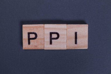 PPI Ödeme Koruma Sigortası Gri arka planda ahşap harflerden