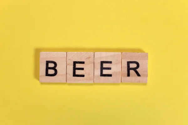 Palavra Cerveja Letras Madeira Fundo Amarelo — Fotografia de Stock