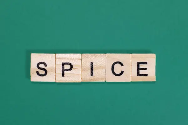 Spice Λέξη Από Ξύλινα Γράμματα Πράσινο Φόντο — Φωτογραφία Αρχείου