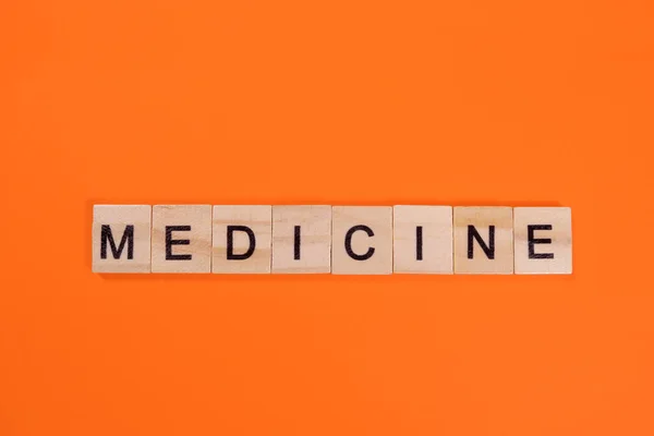 Medicin Ord Från Trä Bokstäver Orange Bakgrund — Stockfoto