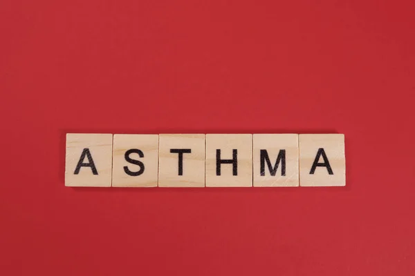 Ord Astma Från Trä Bokstäver Röd Bakgrund — Stockfoto