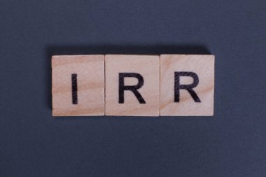 Gri arkaplandaki ahşap harflerden IRR İç Dönem Dönüşü