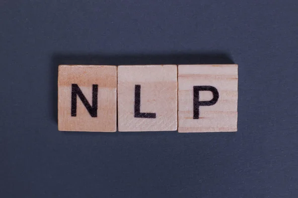 Nlp简称自然语言处理用灰色背景的木制字母 — 图库照片